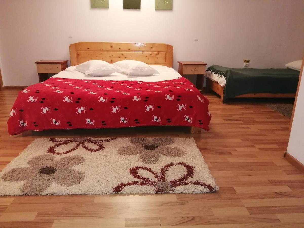 Casa Zura Hotell Buşteni Exteriör bild
