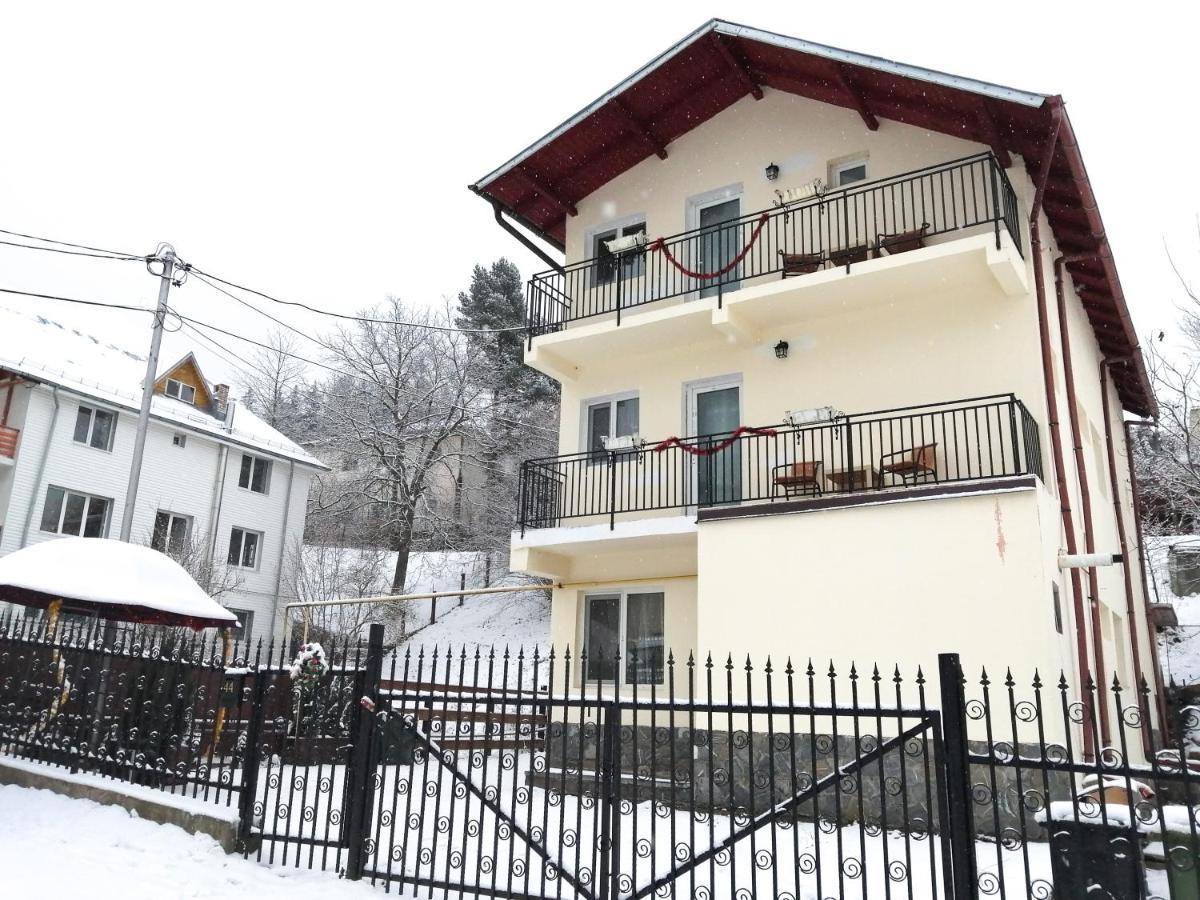 Casa Zura Hotell Buşteni Exteriör bild